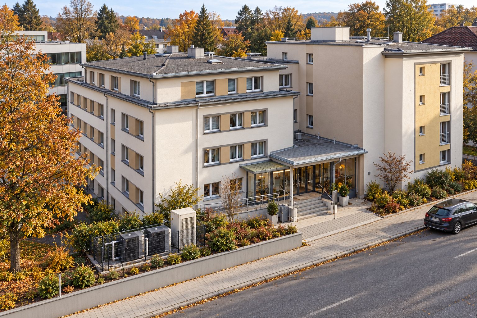 Pflegeheim mit eingezäunter Wärmepumpen-Anlage neben dem Eingang